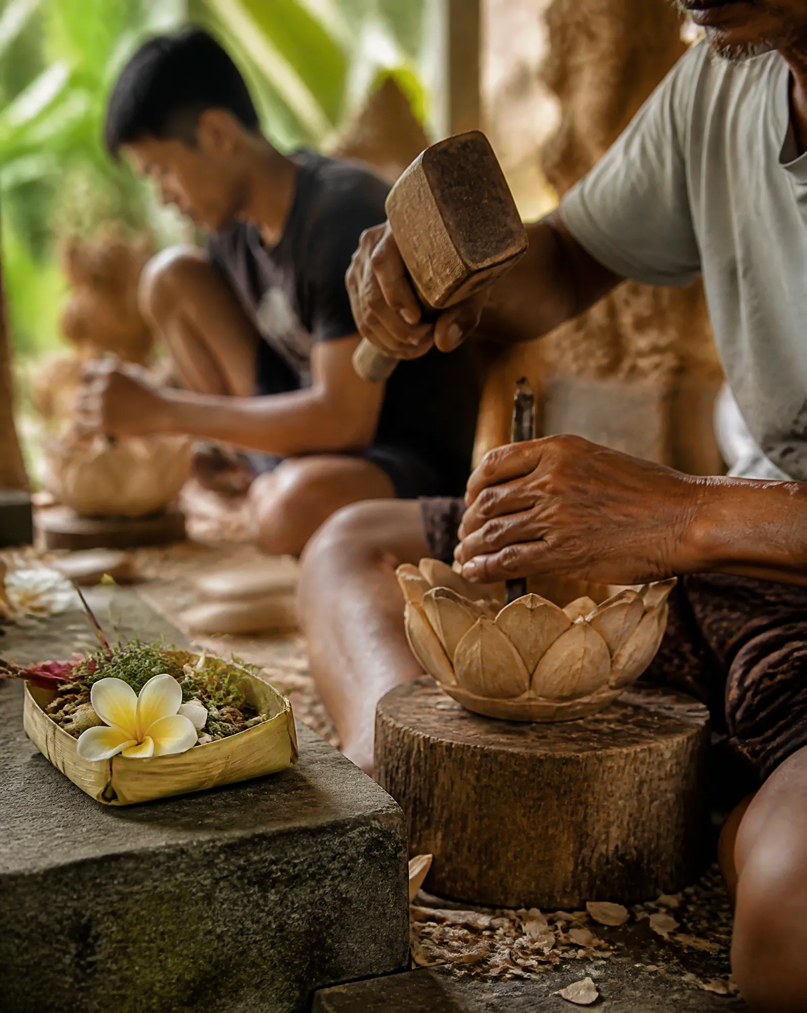 Houtsnijders aan het werk in een familieatelier op Bali Houtsnijders aan het werk in een familieatelier op Bali